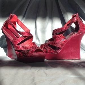 2 Lips Wine Platforms